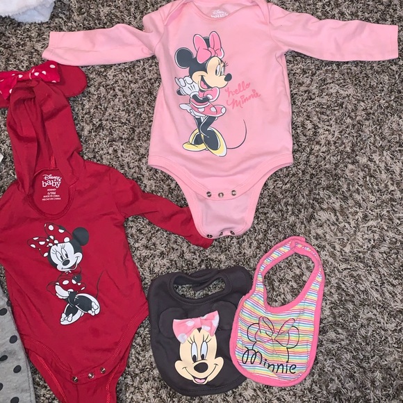 Bundle of Minnie Mouse/Baby Disney clothes and sleeper! 9 items in size 6-9 mos! - Picture 3 of 5